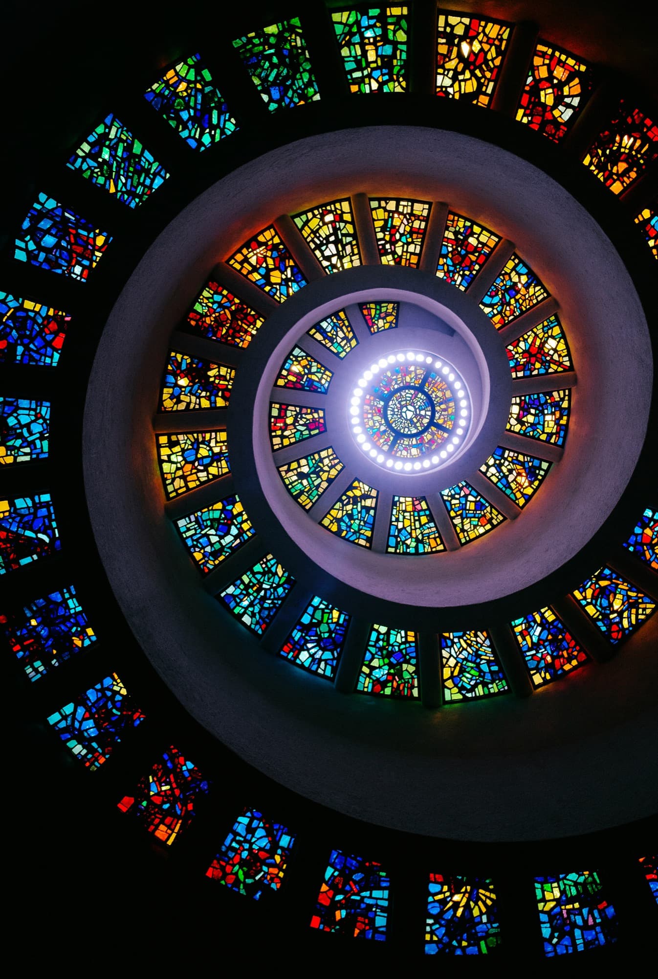 Rosace en vitrail aux petales colores, chaque secteur menant a une prestation