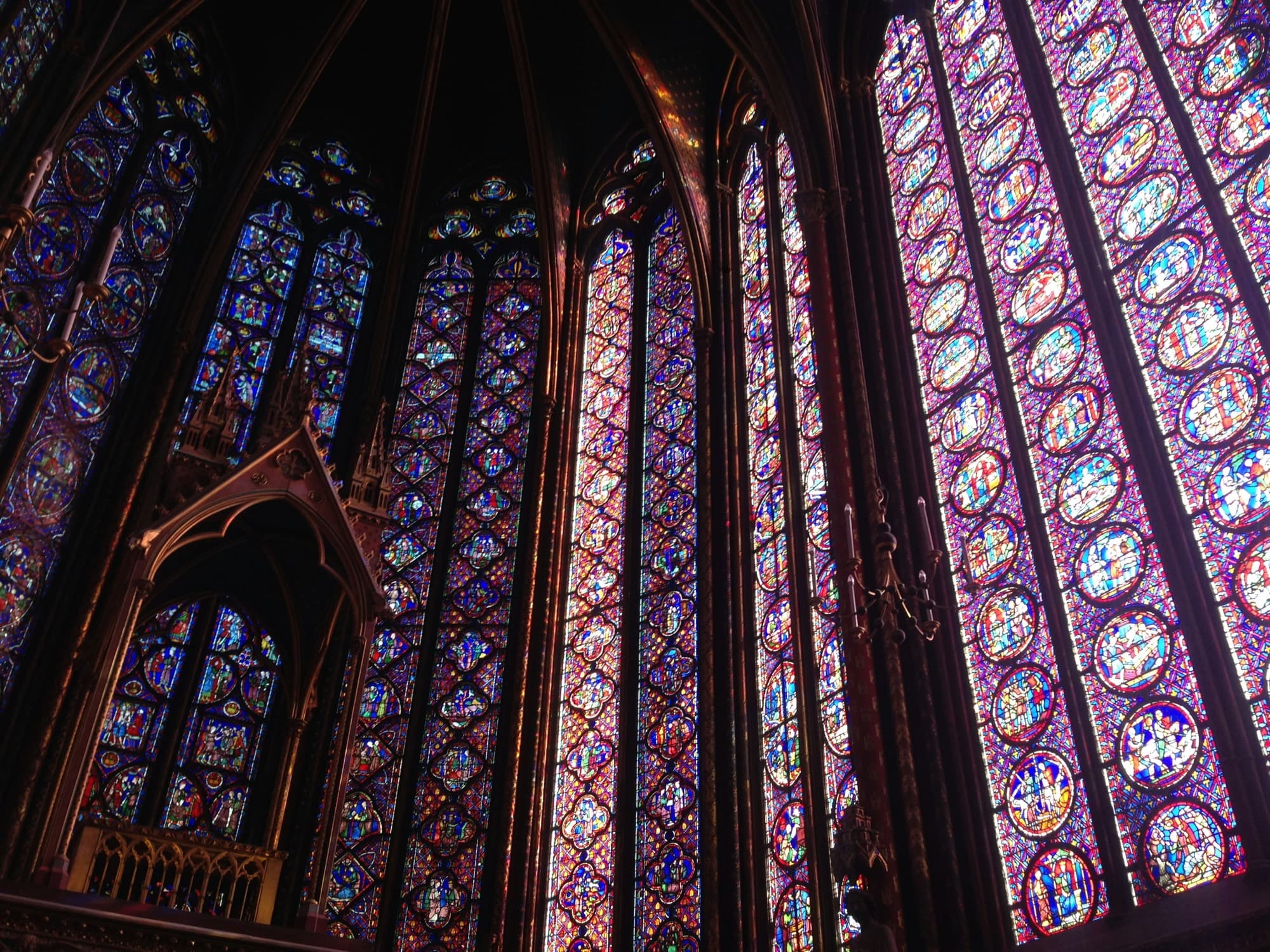 Vitraux classiques aux medaillons traditionnels