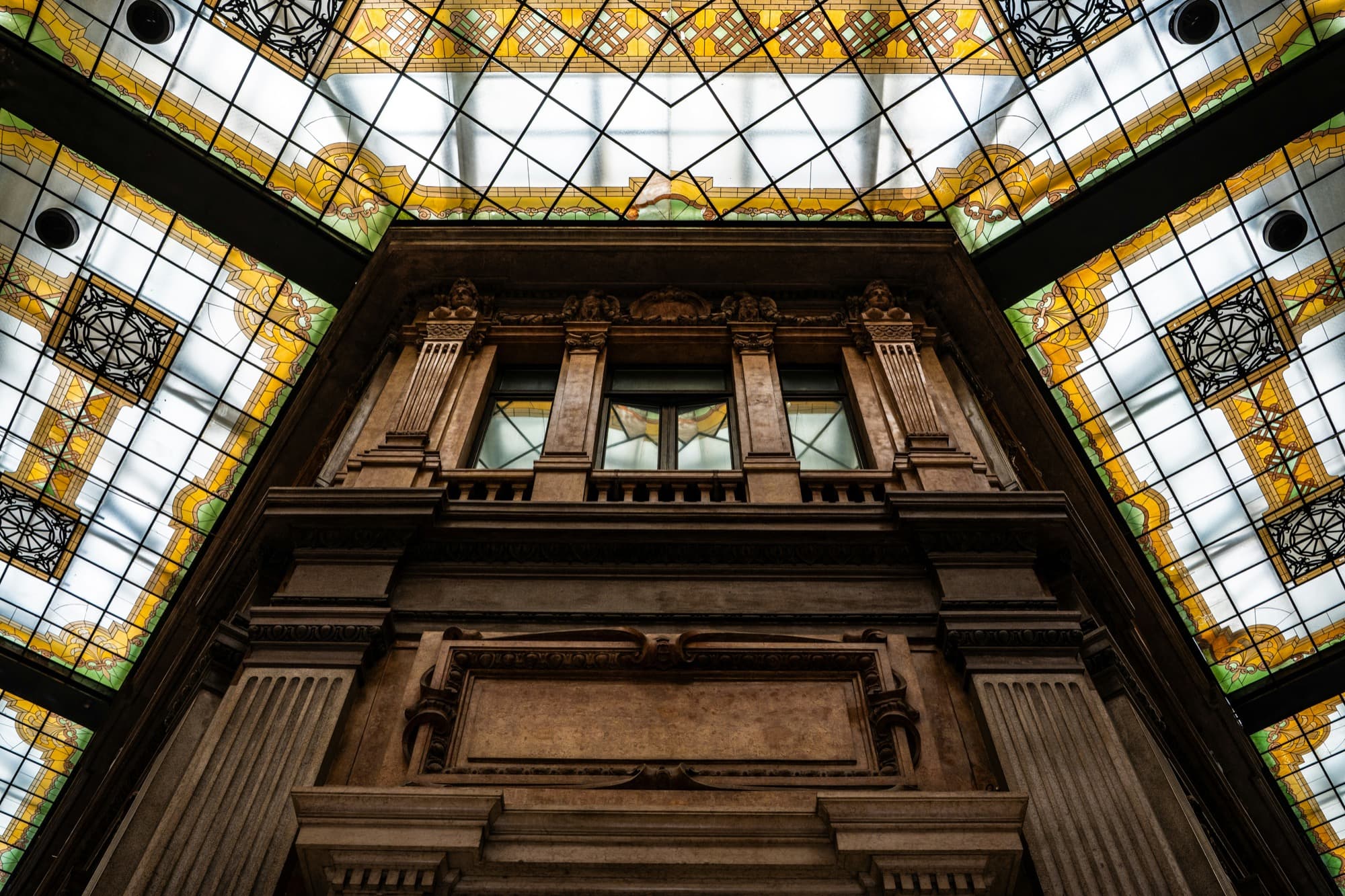 Verriere d'art en plafond aux teintes dorees