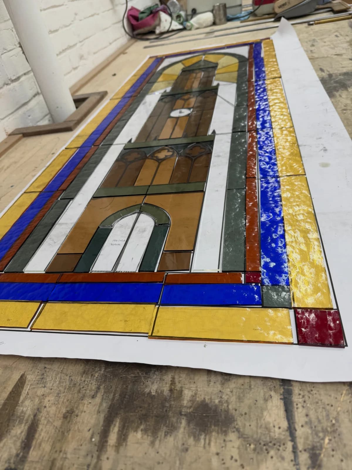 Panneau de vitrail de style cathédrale en cours de réalisation en atelier