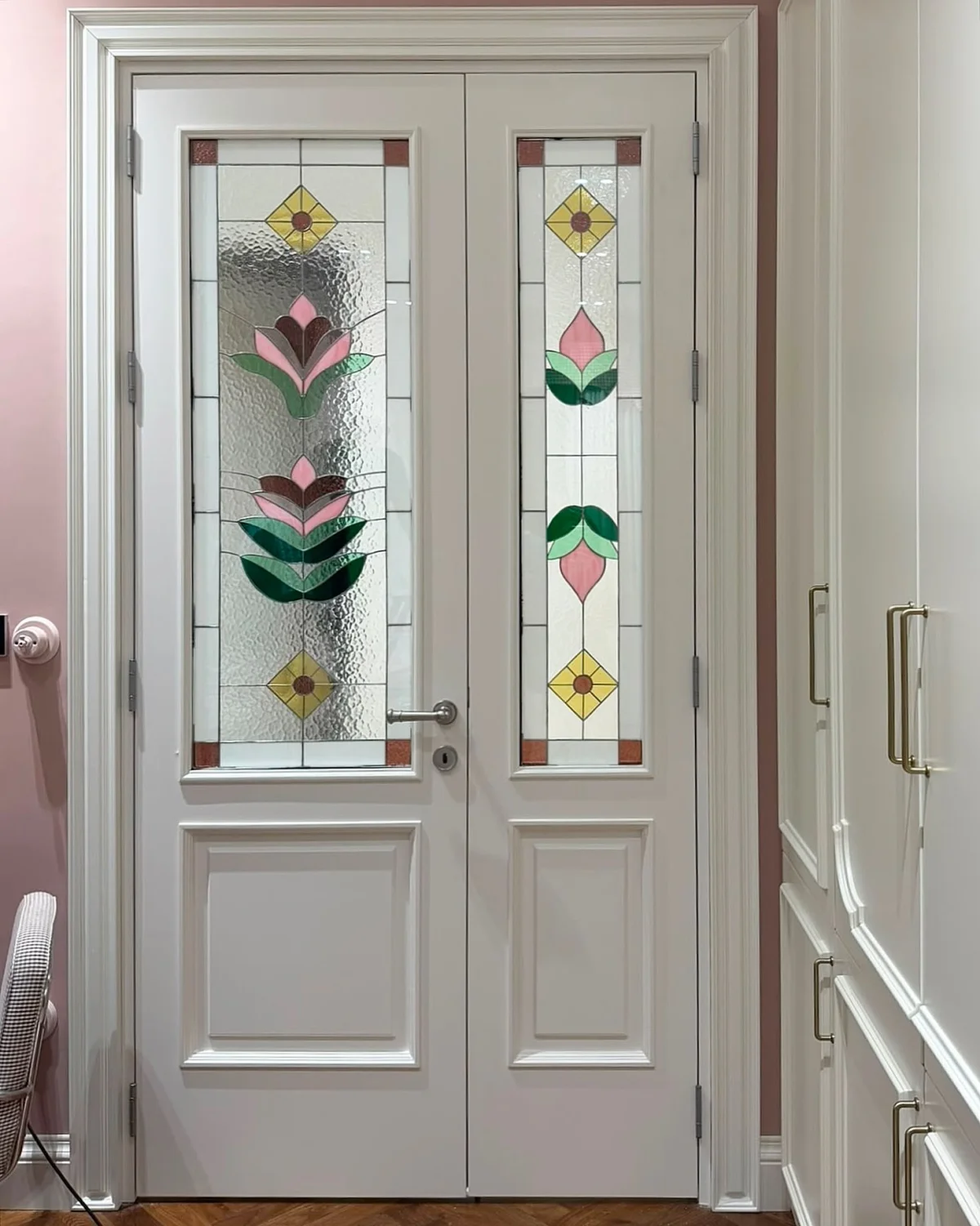 Double porte vitrail tulipe rose et losanges verts