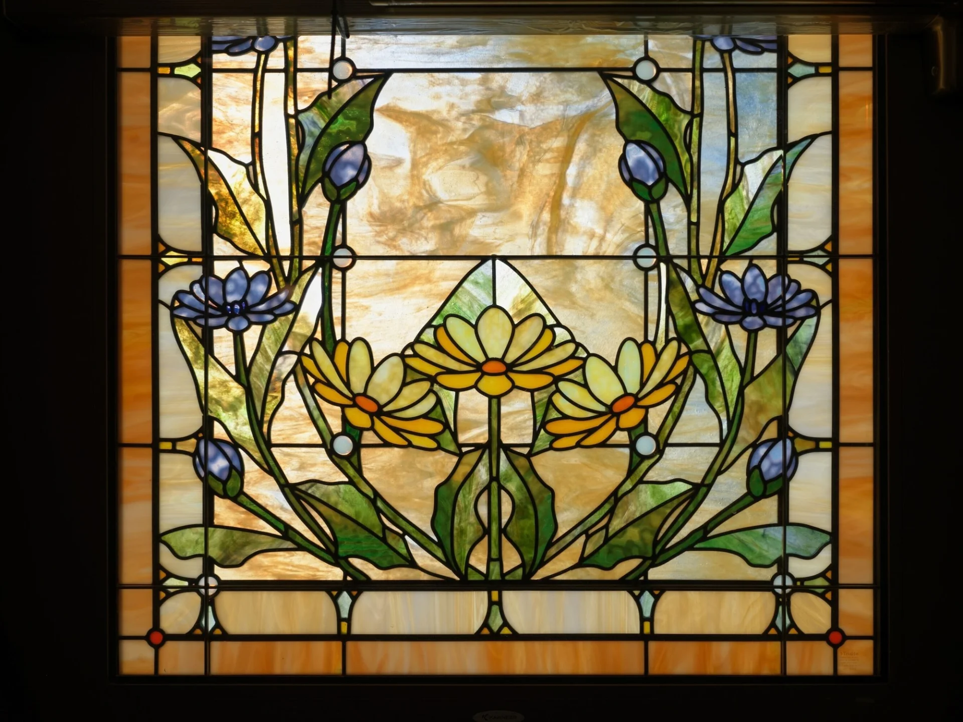 Fenêtre Art nouveau à fleurs jaunes et bleues