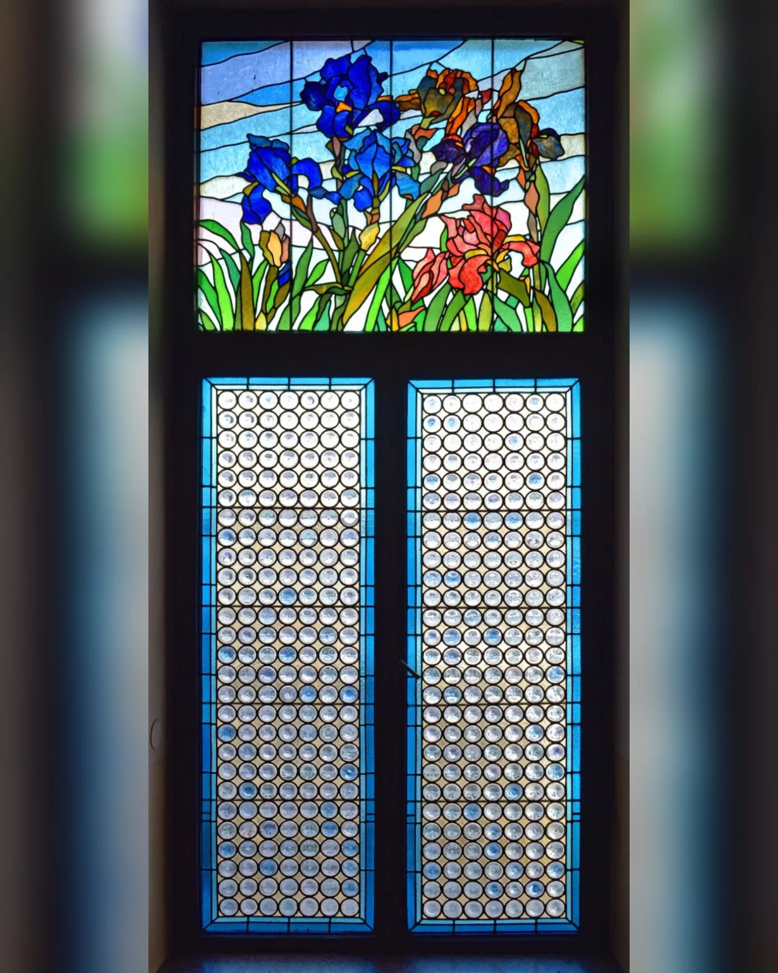 Porte Art nouveau à iris bleus et cabochons